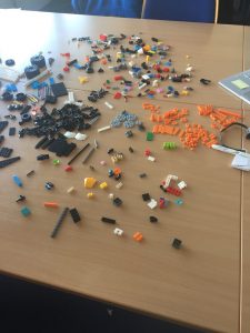 Ansicht verschiedene, bunte Legoteile auf dem Tisch