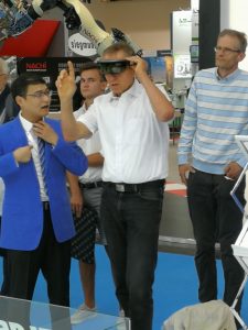 Lehrkraft der GBS Technikerschule München mit 3D Brille