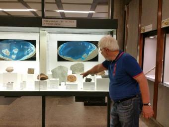 Stellvertretender Direktor Dr. Rupert Hochleitner führt die Schüler der GBS Schulen durch die Mineralogische Staatssammlung "Reich der Kristalle"