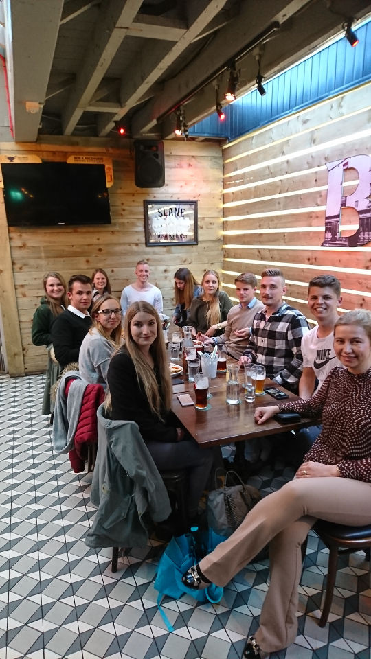Gemeinsame Zeit genießen im irischen Pub mit anderen ErasmusPlus TeilnehmerInnen der GBS Schulen München