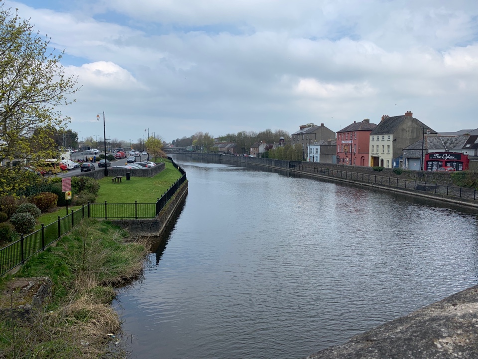 Kleinstadt in Irland betrachtet von einer Brücke 