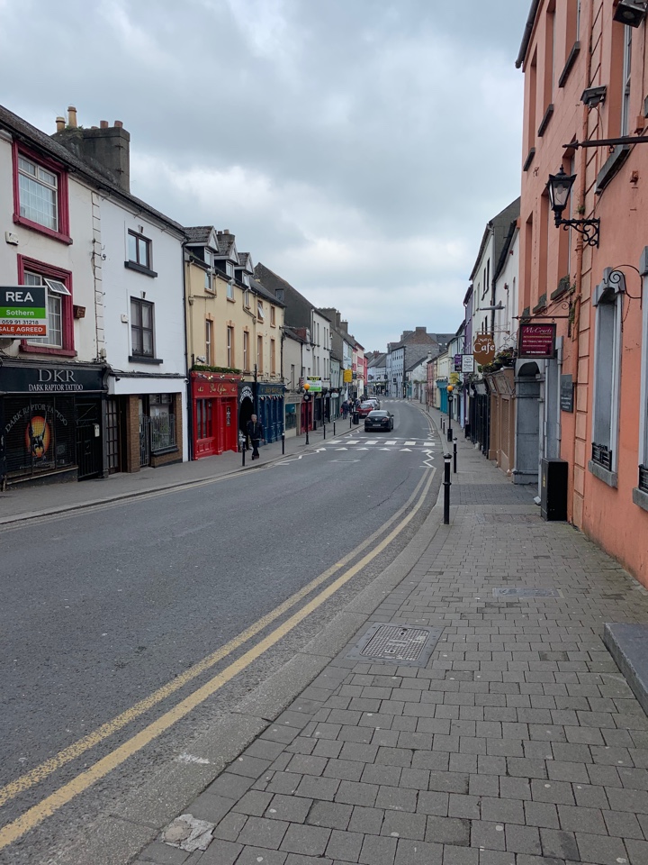 Irische Kleinstadt mit leeren Straßen
