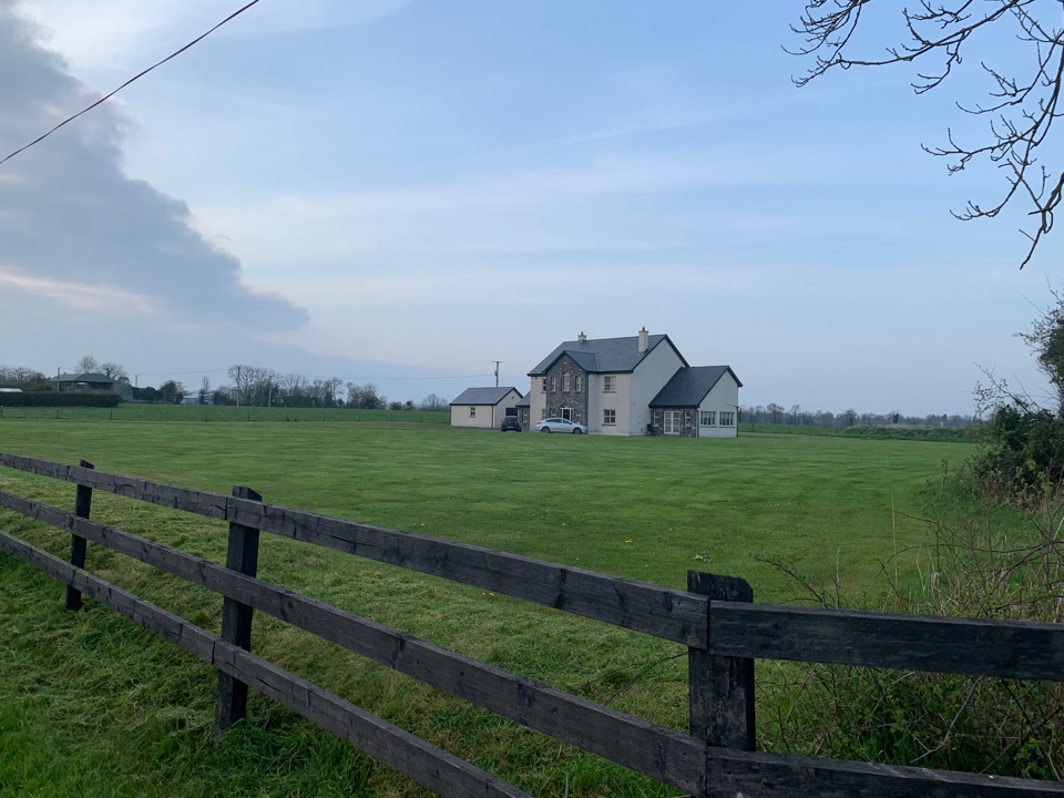 Irisches Einfamilienhaus mit einem großen Grundstück und saftigen grünen Wiesen