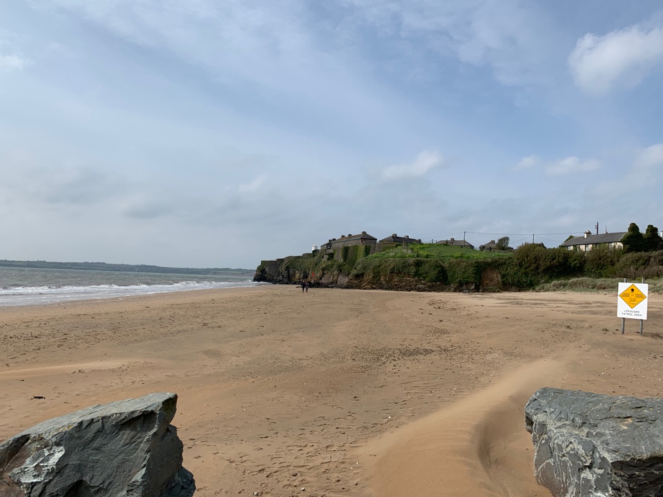 Leerer Strand an Irlands Küste