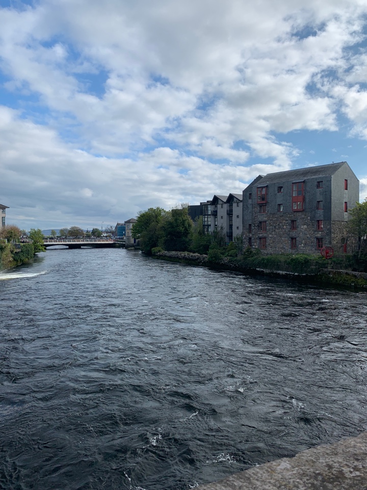 Alte irische Steinhäuser am Flussufer