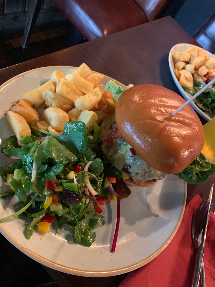 Burger mit Pommes und Salat zum Abendessen im Irischen Pub