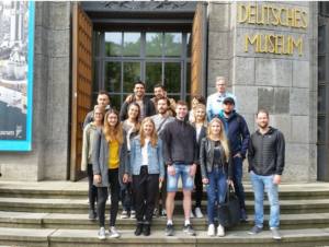 SchülerInnen der Fachakademie für Wirtschaft posen vor dem Gebäude des Deutschen Museums