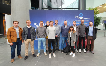 Gruppenbild der Schüler der GBS Technikerschule vor dem Messegebäude in Nürnberg