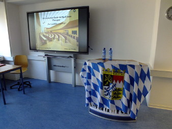 Rednerpult und Präsentation während des Planspiels an der GBS Technikerschule München