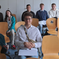 Das Bild zeigt die fröhlichen Absolventinnen der Berufsfachschule.