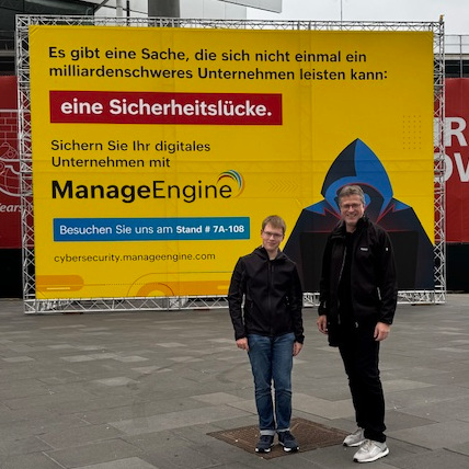 Ein Schüler und ein Lehrer auf der Messe.