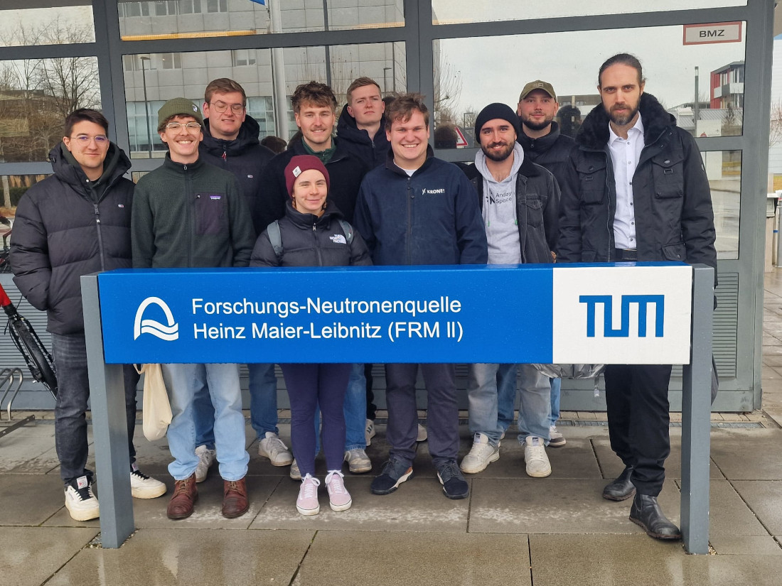 Techniker*innen der GBS vor der Neutronenquelle in Garching