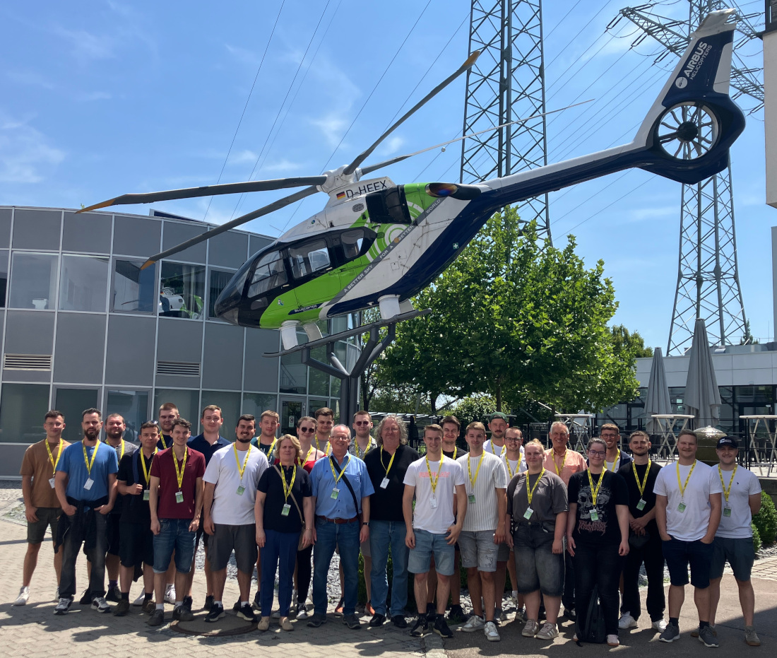 Schüler*innen der GBS unter einem Helikopter