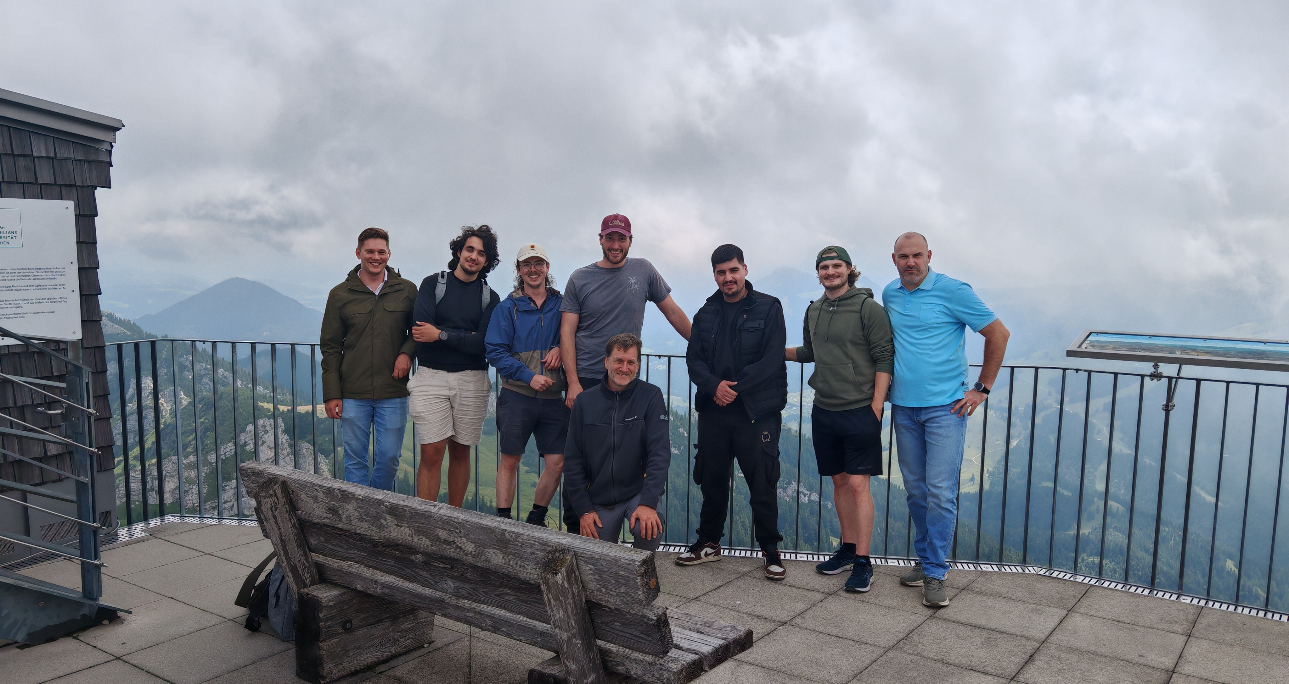 Die Gruppe vor wolkigem Ausblick